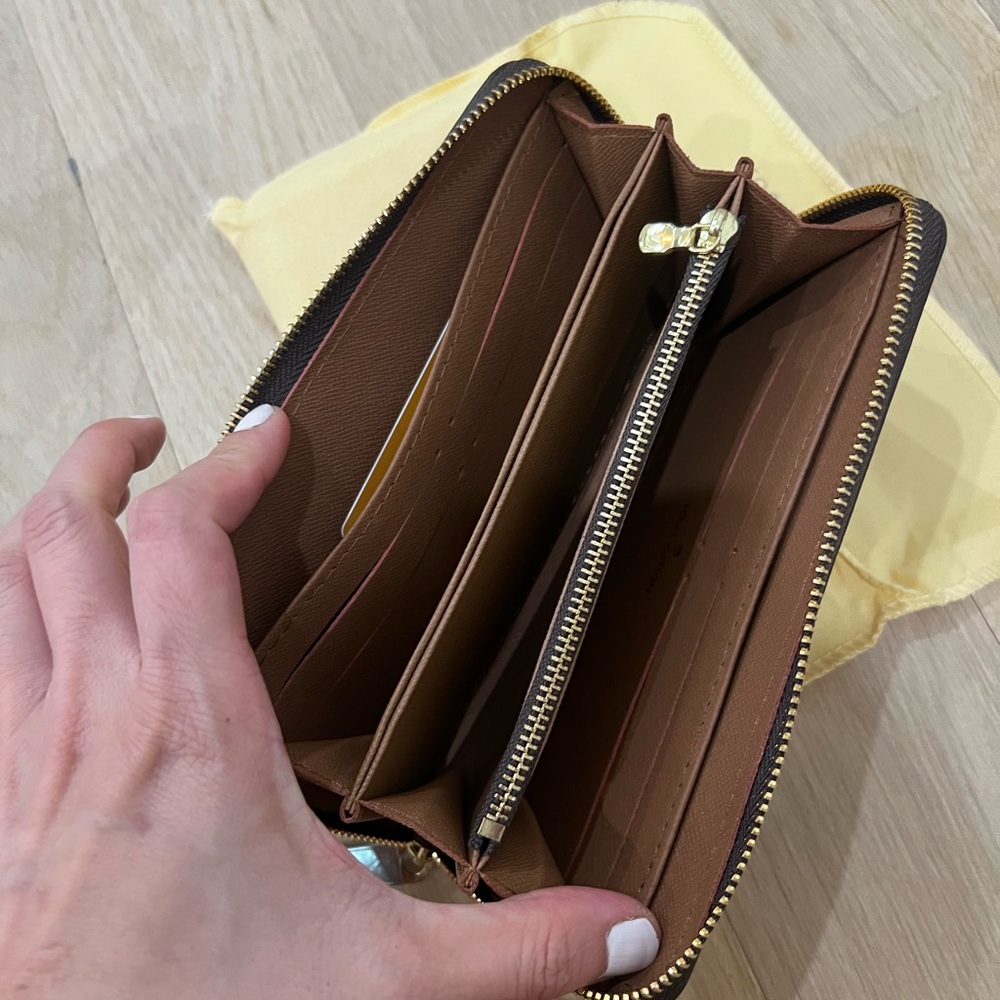 High quality ‘superfake’ Louis Vuitton Monogram Zip Wallet in Brown and Gold - Picture 5 of 7